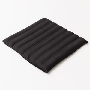 Stor svart meditations-matta, zabuton, i linnetyg och fylld med boveteskal.