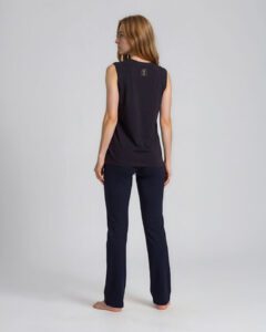 Woman wearing flared tights and a tank top - full front. Kvinna i svart tank top och svarta flared yoga tights.