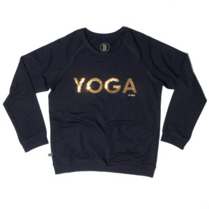 Yogatröja i svart med texten YOGA av paljetter i guld.