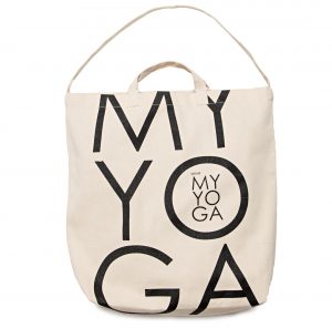 En yoga kasse, yoga tote in naturell bomulls canvas med vår logga i svart.