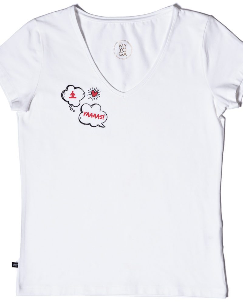 Vit t-shirt med yoga-tryck på höger bröst.