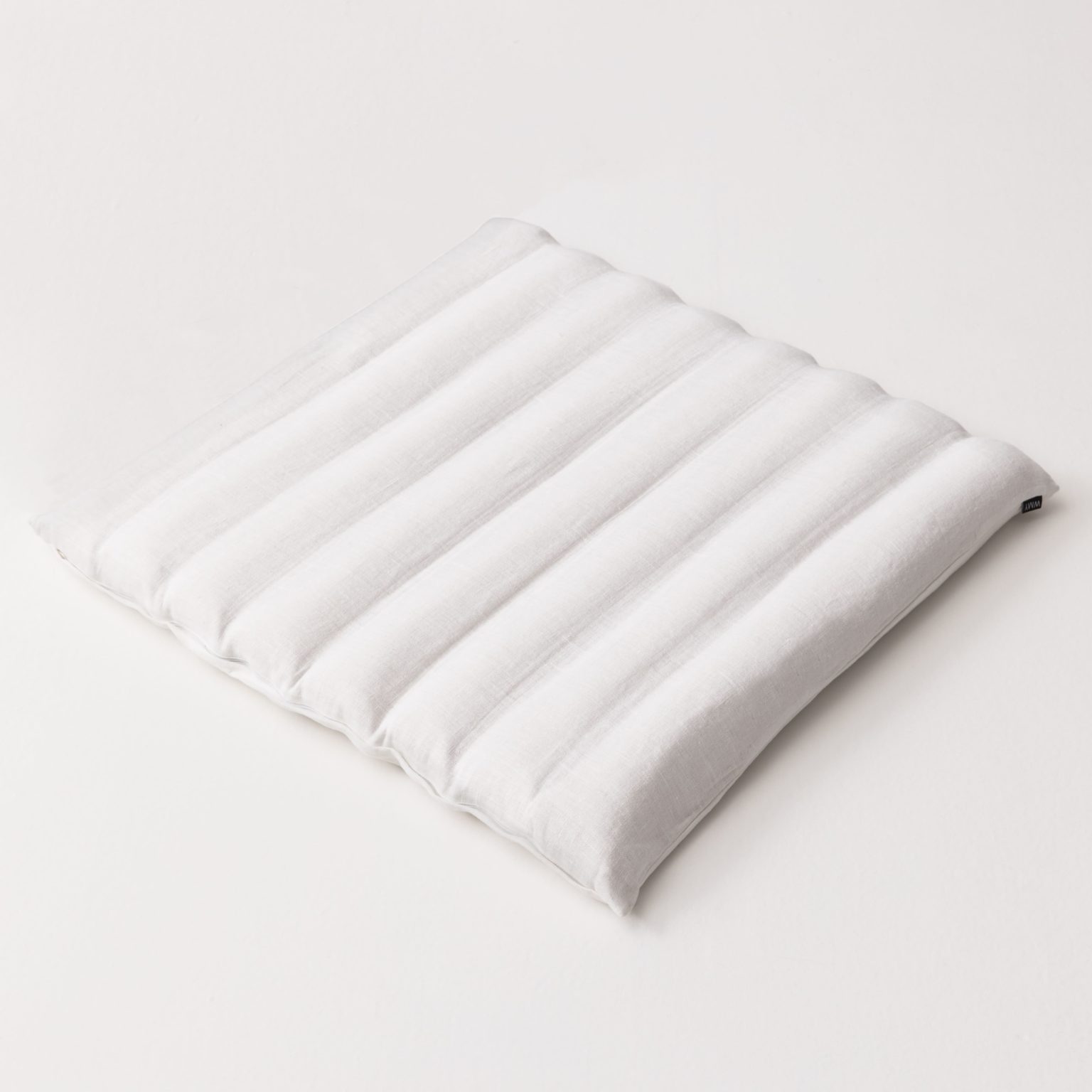 Stor vit meditations-matta, zabuton, i linnetyg och fylld med boveteskal.