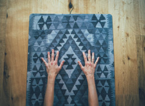 Kelim-mönstrad yogamattta i olika grå toner.