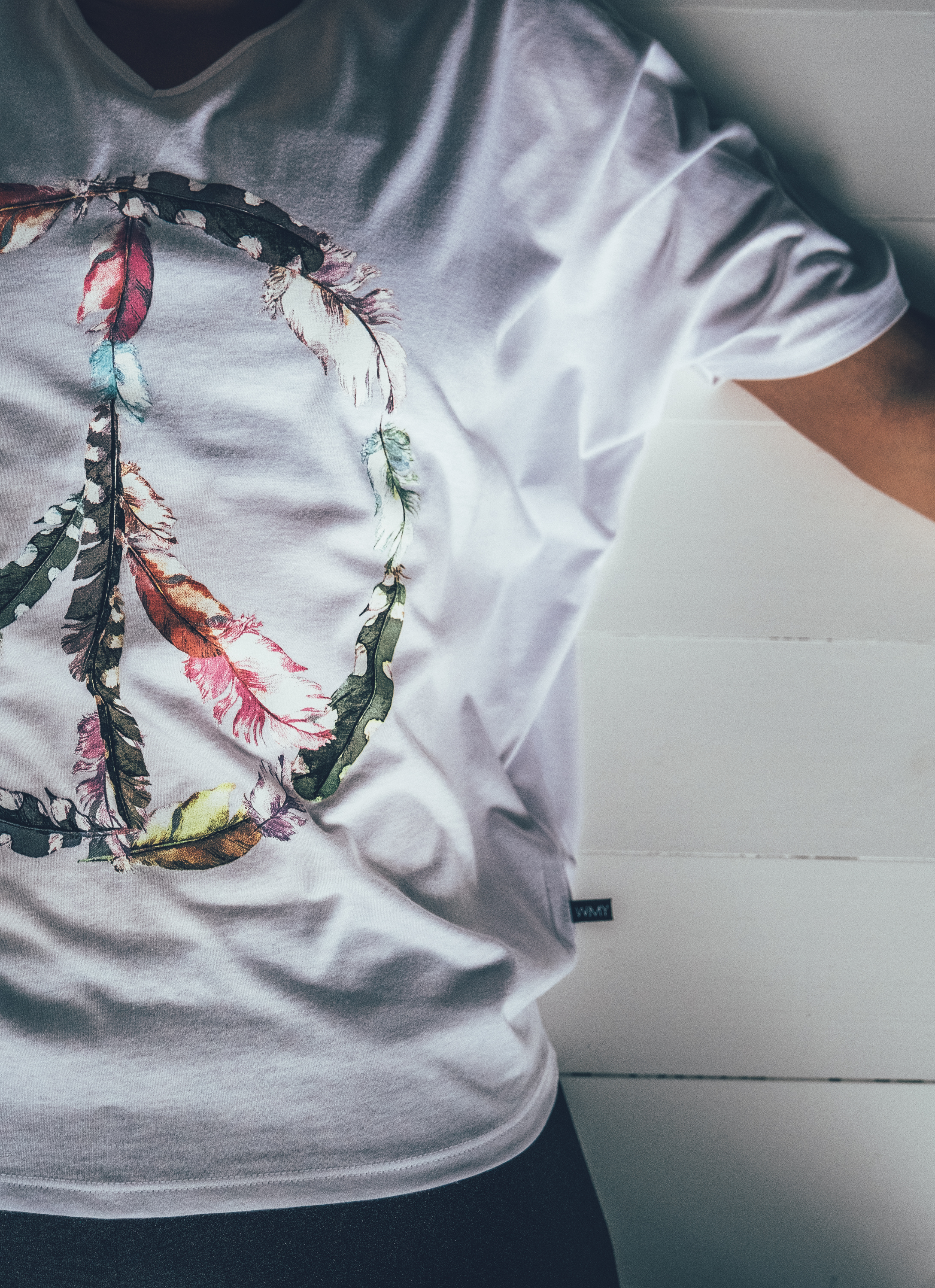 White oversized top with a peace-print at front.