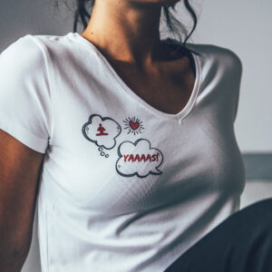 Model i vit t-shirt med yoga-tryck på höger bröst.