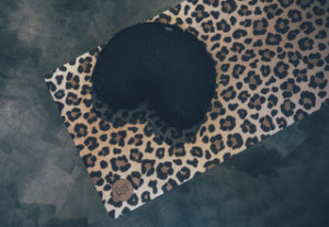 Leopardmösntrad yogamatta tillsammans med en svart meditationskudde i svart.