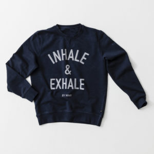 Yogatröja med Inhale & Exhale broderat på en sweatshirt i marinblått.