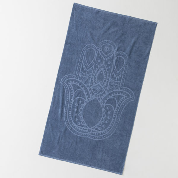 Stor strand-handduk i blått med en hamsahand.