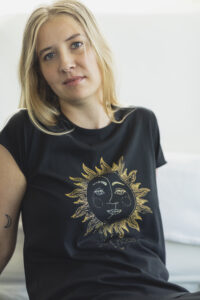 T-shirt i svart med Sol & Måne tryckt fram.