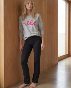 Collegetröja Grå + Cerise. Sweatshirt Gray + Cerise.