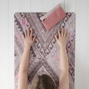 Yogamatta i rosa och beige toner.