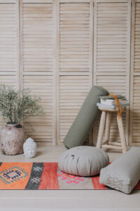 Installation med bolster, meditationskudde i linne och yoga mattan Cabo.