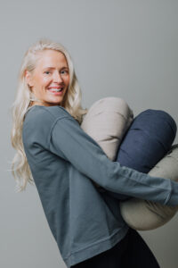 Modell bärandes på en massa meditationskuddar i linne.