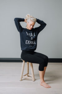 Blå tröja med Inhale & Exhale broderat fram