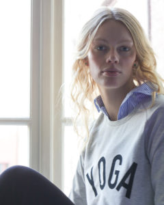 Collegetröja Grå + Svart. Sweatshirt Gray + Black.