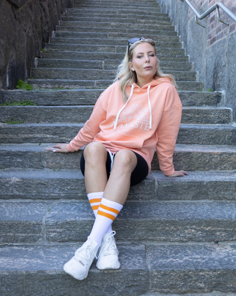 Namaste Luvtröja Peach Namaste Hooded Sweatshirt. Hållbart och genomtänkt. Sustainable and thoughtful.