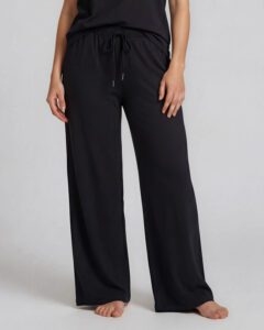 4.5 Wide lounge Trousers black. Vida lounge byxor, färg svart.
