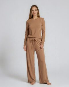 4.5 Wide lounge Trousers cinnamon. Vida lounge byxor, färg kanel. Long sleeved slim top, cinnamon. Långärmad top, kanel.