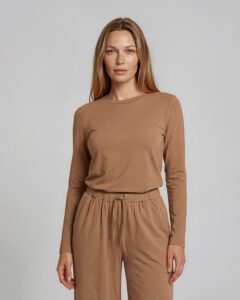 Long sleeved slim top, cinnamon. Långärmad top, kanel.