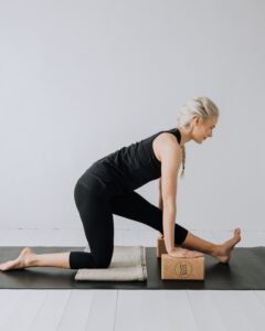 Yogi using yoga blanket and cork block in her practice. Yogi som använder yoga filt och kork block i sin praktik.