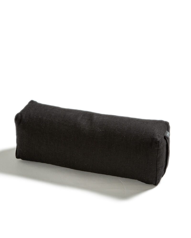 Yogabolster i reseformat av 100% linne med bovetefyllning. Resebolster Svart.