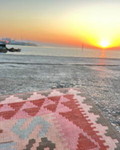 Pink Kilim Yoga Mat by the sea. Rosa Kelim Yoga Matta på klipporna vid havet.