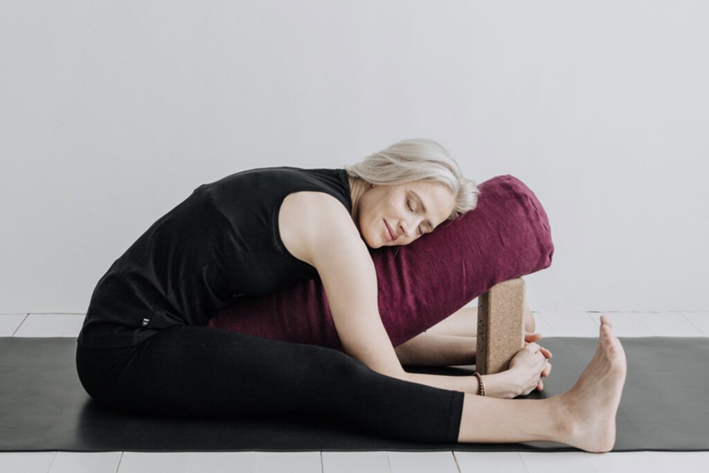 Johanna resting on a linen bolster.