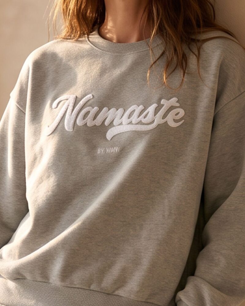 Graue Namaste Sweatshirt. Grey Namaste Sweatshirt. Grå Namaste Sweatshirt.