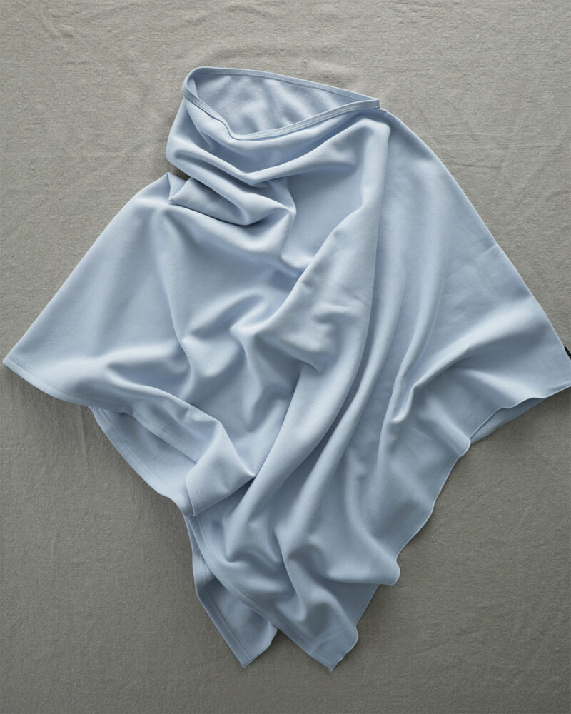 Himmelsblå Sweatshirt Poncho. Cloudblue Sweatshirt Poncho. Himmelblau Sweatshirt Poncho