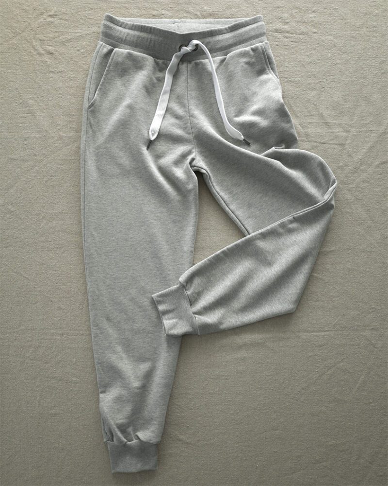 Grey Melange YOGA Sweatshirt. Sweatshirt i grått med YOGA tryckt i vitt fram. Grå Sweatpants