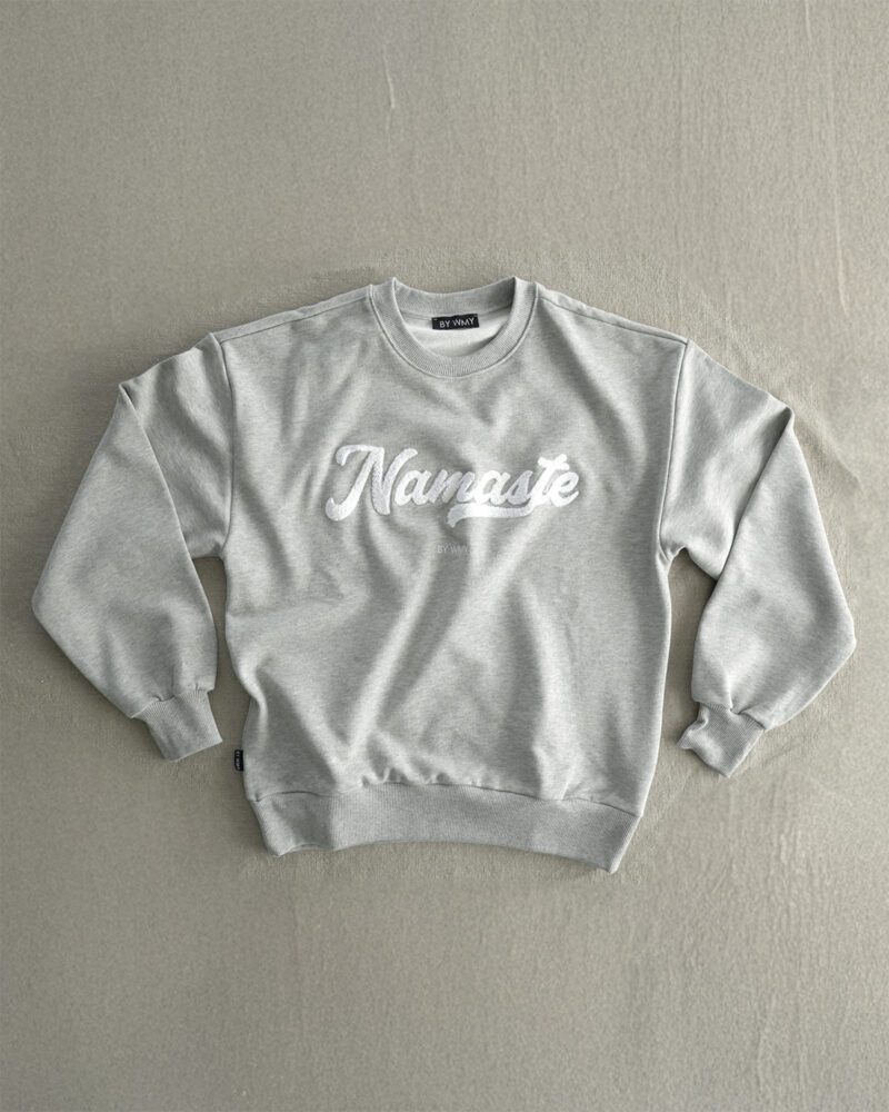 Graue Namaste Sweatshirt. Grey Namaste Sweatshirt. Grå Namaste Sweatshirt.