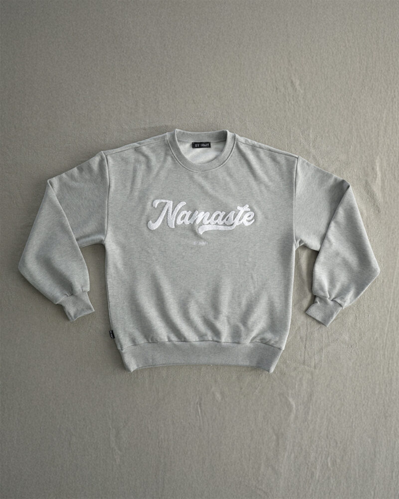 Graue Namaste Sweatshirt. Grey Namaste Sweatshirt. Grå Namaste Sweatshirt.