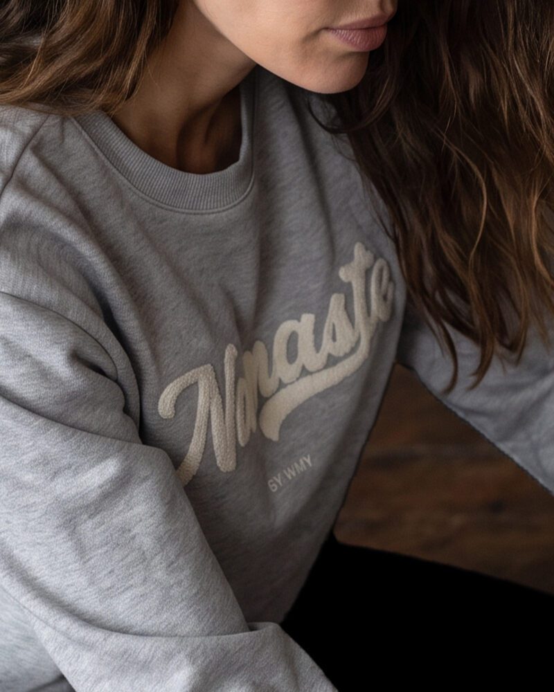 Graue Namaste Sweatshirt. Grey Namaste Sweatshirt. Grå Namaste Sweatshirt.
