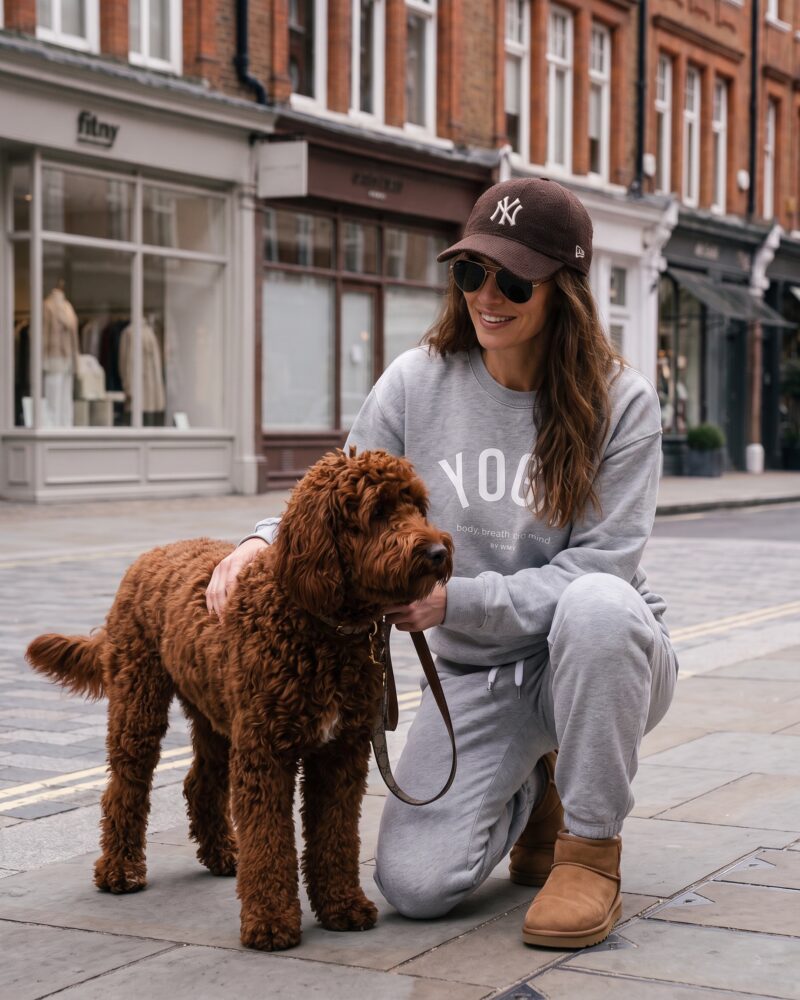 Grey Melange YOGA Sweatshirt. Sweatshirt i grått med YOGA tryckt i vitt fram.