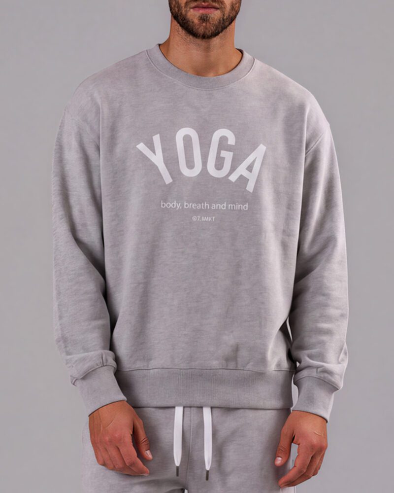 YOGA Sweatshirt Man. Grey Melange YOGA Sweatshirt. Sweatshirt i grått med YOGA tryckt i vitt fram.