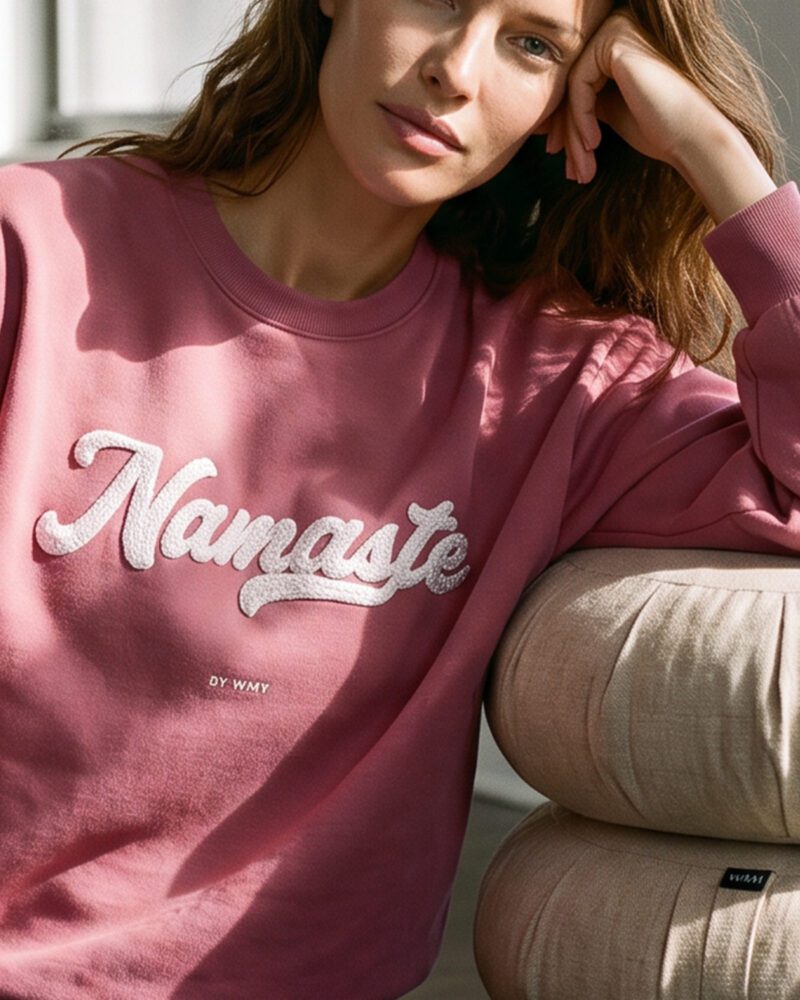 Hallonrosa Namaste Sweatshirt.. Raspberrypink Namaste Sweatshirt. Himbeerrosa Namaste Sweatshirt.