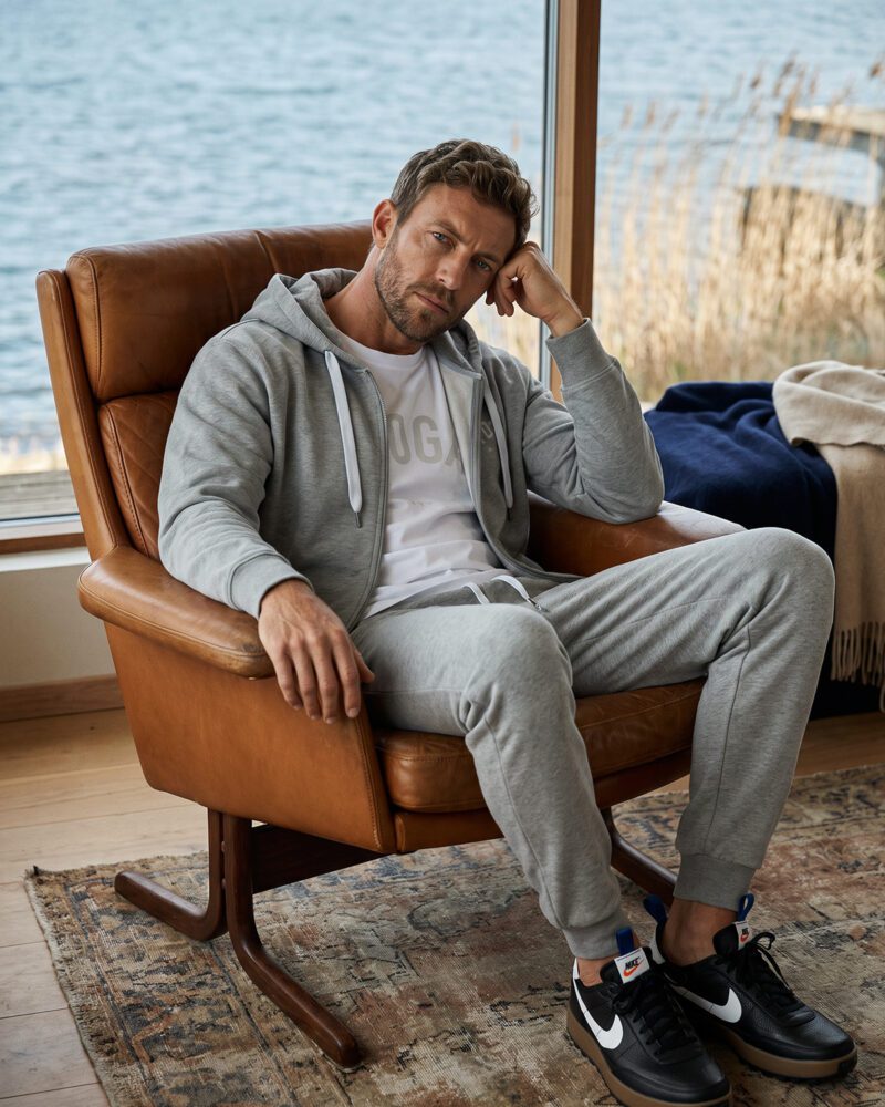 Grey Melange YOGA Sweatshirt. Sweatshirt i grått med YOGA tryckt i vitt fram. Grå Sweatpants